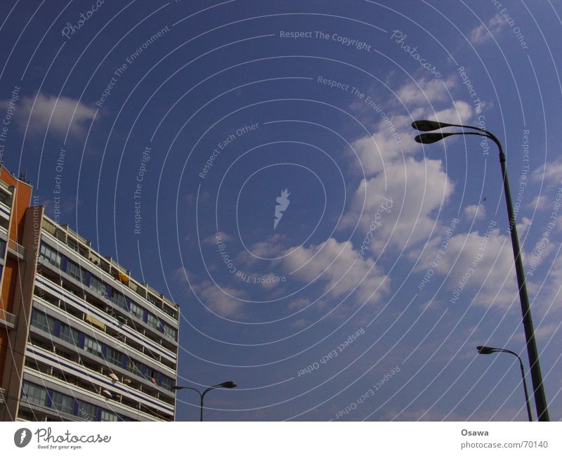 Respekt Balkon Laterne himmelblau Wolken weiß-blau Fassade Wohnung Haus Plattenbau Alexanderplatz Regierungssitz Berlin Osten drüben Sowjetische Besatzungszone