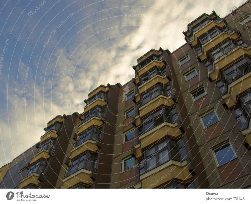 Bersarin Fassade Fenster Wintergarten Gebäude Plattenbau Haus Berlin himmelblau Wolken Friedrichshain Baustelle bersarin bersarinplatz Himmel Architektur