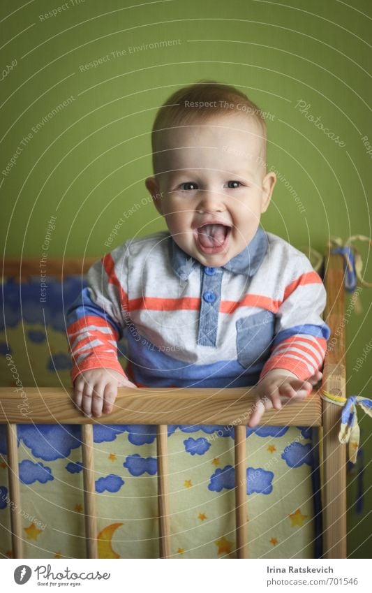 glücklicher Junge Kind 1 Mensch 0-12 Monate Baby Mauer Wand Lächeln lachen Liebe Spielen Freundlichkeit Fröhlichkeit lustig Neugier niedlich schön grün Gefühle