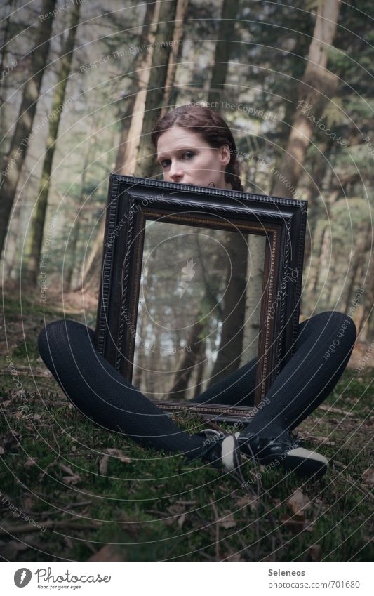 optische Beinverlängerung Haut Gesicht Mensch feminin Frau Erwachsene 1 18-30 Jahre Jugendliche Umwelt Natur Landschaft Baum Moos Wald Strumpfhose Schuhe