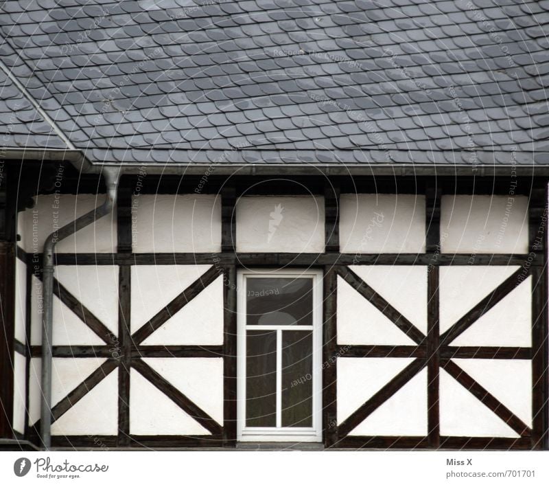 xox Wohnung Haus Gebäude Architektur Fassade Fenster Dach alt Fachwerkfassade Fachwerkhaus Farbfoto Gedeckte Farben Außenaufnahme Muster Menschenleer