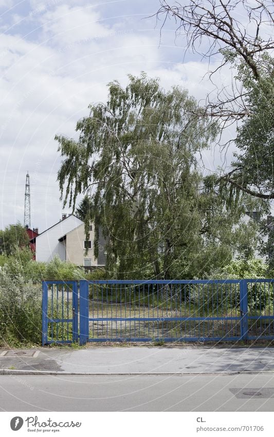 stadtrand Häusliches Leben Haus Umwelt Natur Landschaft Himmel Wolken Schönes Wetter Baum Sträucher Straße trist Einsamkeit Misstrauen ignorant Feindseligkeit