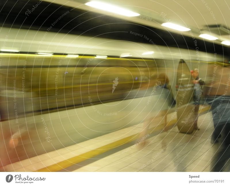 S-Bahn-Surfer Langzeitbelichtung gelb Tunnel Bahnsteig Geschwindigkeit Lichtgeschwindigkeit Eisenbahn Verzerrung Bahnhof speedtube Mensch bahnsurfer Passagier