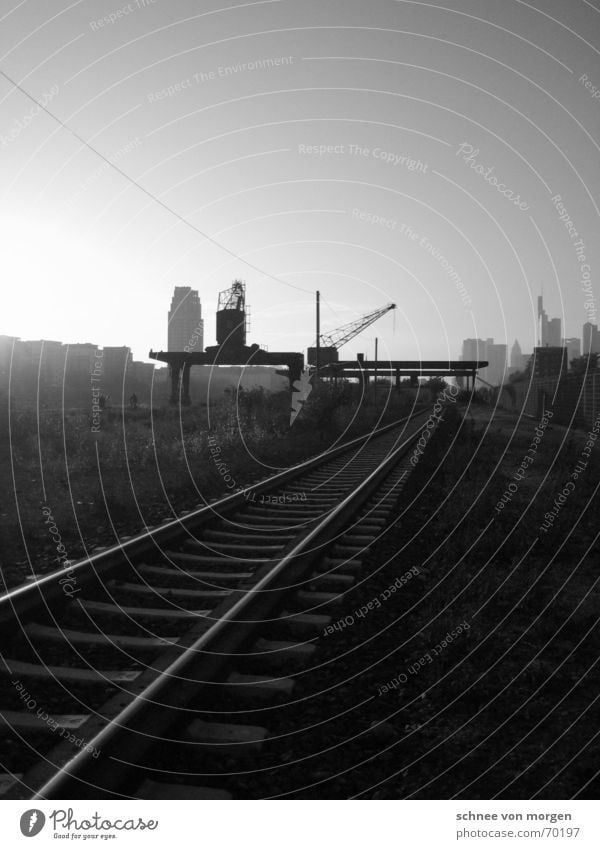 go west Frankfurt am Main Stadt Fahrbahn Gleise Kran Sonnenuntergang Hochhaus Verkehr Stimmung dunkel Licht Stadtrand Wasserfahrzeug Himmel Gegenlicht Industrie