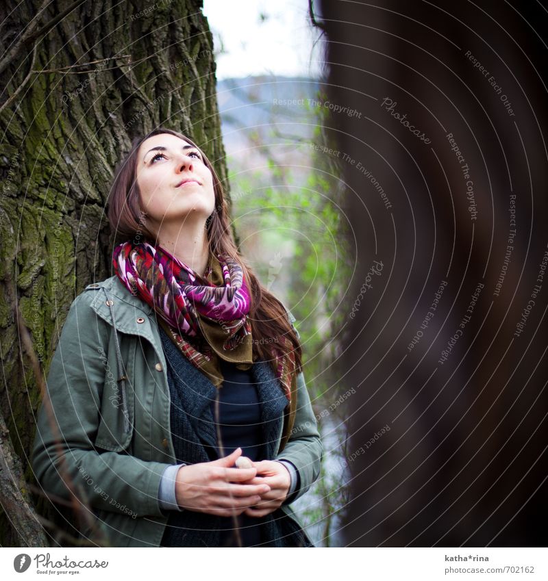 * Mensch feminin Junge Frau Jugendliche 1 18-30 Jahre Erwachsene Natur Baum Jacke Schal brünett langhaarig Erholung träumen braun grün achtsam ruhig Farbfoto