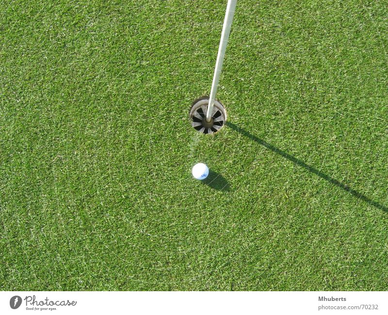 Ball almost in the hole Gras Golfball flag golfcourse Golfplatz