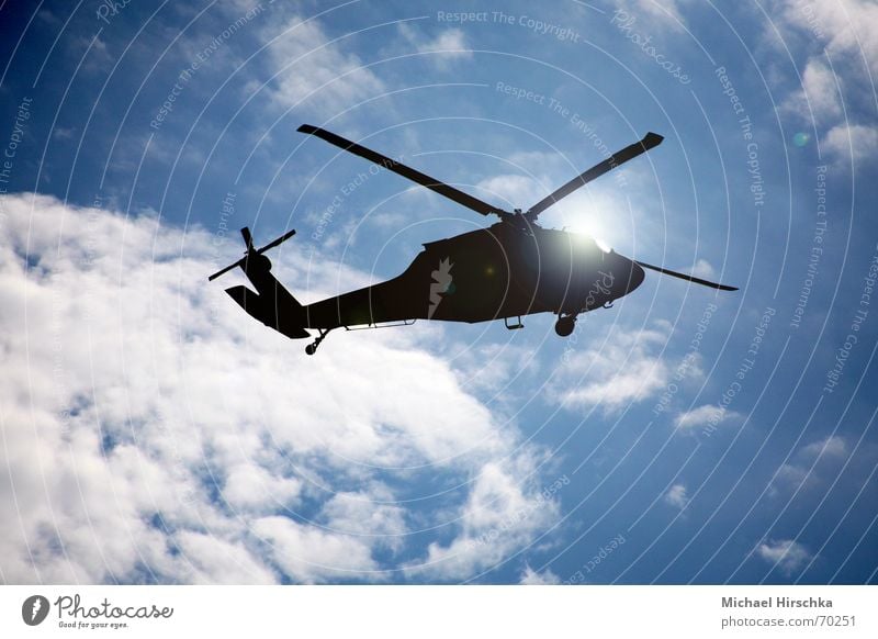 Unter den Wolken Hubschrauber Licht Schweben Luftverkehr Flughafen Sonne Himmel blau heli Schatten tiefflug übungsflug