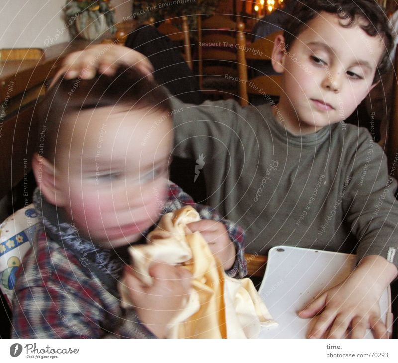 Bewegungsmelder Innenaufnahme Porträt Freude Gesicht Kind Junge Geschwister Bruder Familie & Verwandtschaft Hand Kraft Vorsicht Frieden unentschlossen Versuch