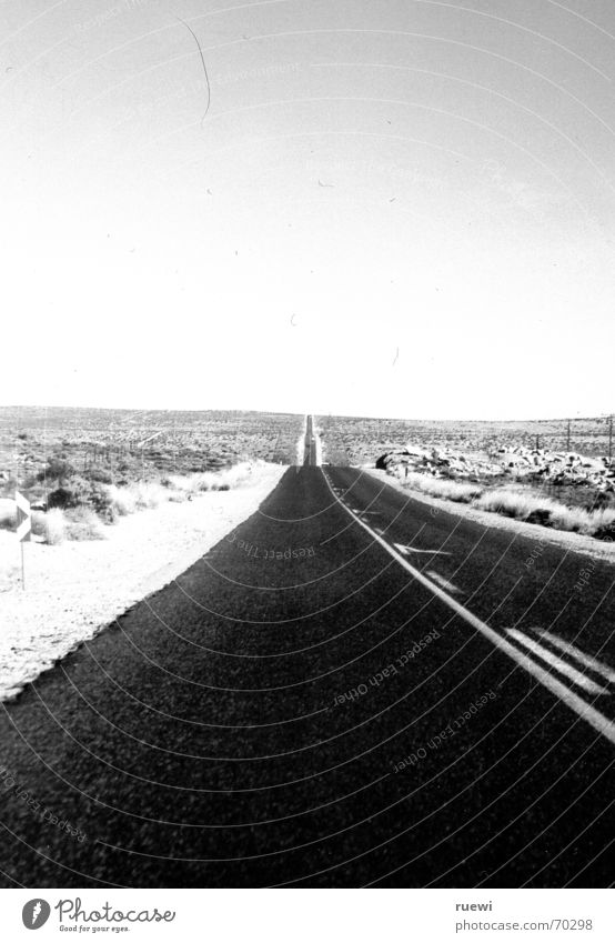 A long way home Ferne Freiheit Wüste Verkehr Verkehrswege Straße frei Unendlichkeit heiß lang schwarz weiß Afrika Namibia hot street road endless black white