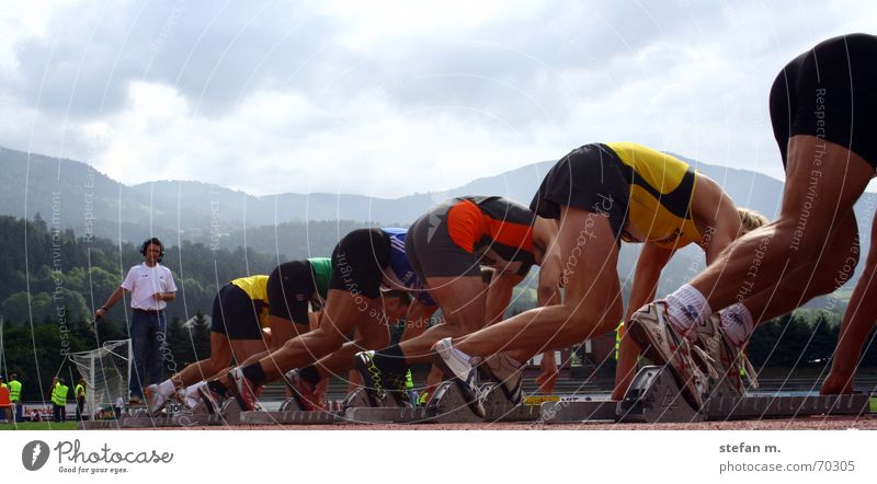 ...fertig... Leichtathletik Stadion Sportveranstaltung 100 Meter Lauf Startblock Mann Zehnkampf Triathlon 100m laufen starter Schuss auf die plätze Schicksal