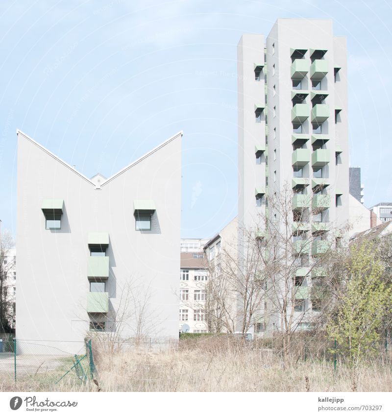 dick & doof Stadt Haus Gebäude Architektur Fassade Blick grau Himmel (Jenseits) blau Gesicht Gesichtsausdruck Farbfoto Außenaufnahme Menschenleer Licht Schatten