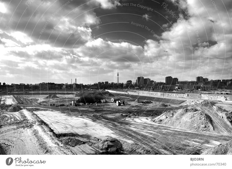 Zusammenwuchs Warschauer Straße Stadt Haus Friedrichshain Baustelle Wolken Aussicht schwarz Querformat Menschenleer Weitwinkel Kreuzberg ww 27mm