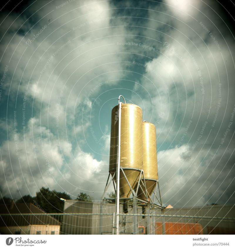 once, twice, very nice Silo Wolken grün Gebäude schlechtes Wetter Holga Himmel green green gras Sonne Industriefotografie gold building clouds sky sun cloudy