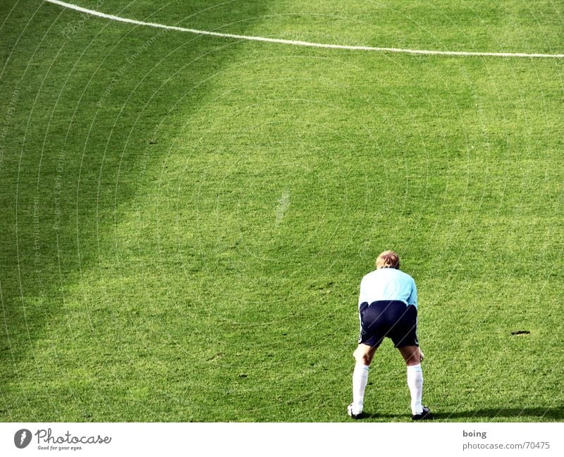 Außenseiter - Spitzenreiter Kniebeuge Platz Rasen Sportrasen Trainer Viererkette Liga Defensive Streifen stehen hockend Hockstellung Sportstätten Trainingshose