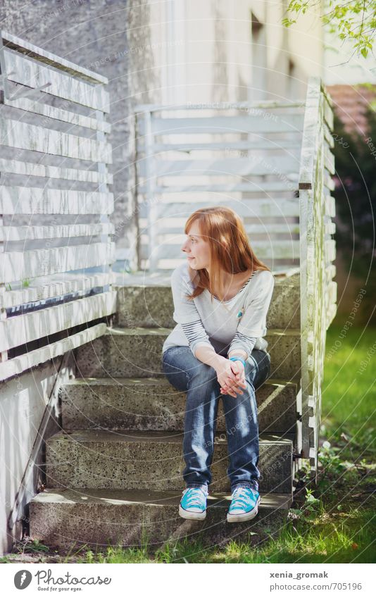 auf der Treppe Freizeit & Hobby Ferien & Urlaub & Reisen Sommer Sonne Häusliches Leben Garten Mensch feminin Junge Frau Jugendliche Erwachsene 1 13-18 Jahre