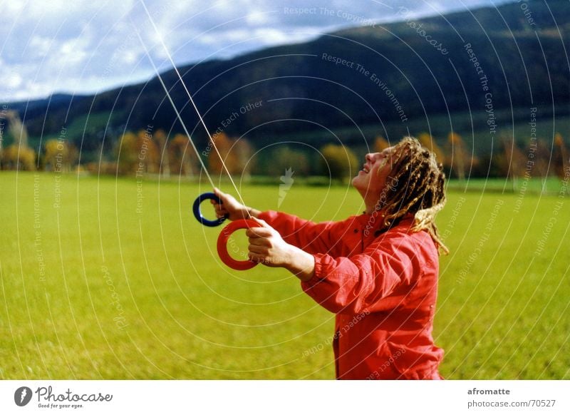 Roter Rastadrachensteiger Freizeit & Hobby Junger Mann Jugendliche 18-30 Jahre Erwachsene Rastalocken Herbst Wind Gras Wiese Jacke rot Bewegung Konzentration