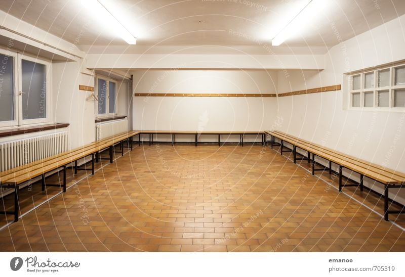 vor dem Spiel Sport Fitness Sport-Training Sportmannschaft Sportstätten alt groß Sauberkeit braun weiß Einsamkeit Umkleideraum Sporthalle Bank locker room