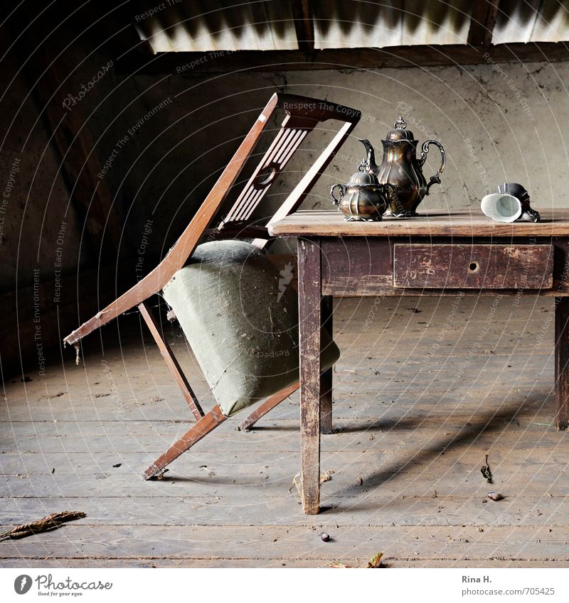 Vergangene Zeiten Geschirr Kannen Kaffeekanne Zuckerdose Milchkanne Innenarchitektur Stuhl Tisch Dachboden Nostalgie Verfall Vergangenheit Vergänglichkeit