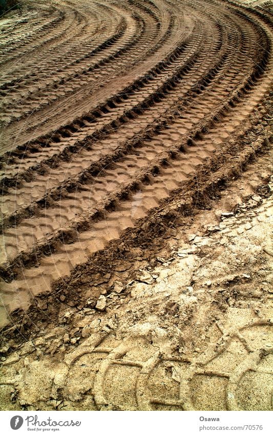 Reifenspuren im Sand Lastwagen trist Eindruck erhaben Spuren Kurve Reifenprofil Farbfoto Gedeckte Farben Außenaufnahme abstrakt Muster Strukturen & Formen