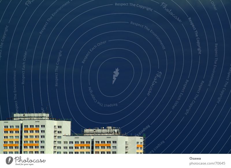 Lichtenberg II Wolken Haus Gebäude Plattenbau Fenster Fassade Raster Himmel DDR