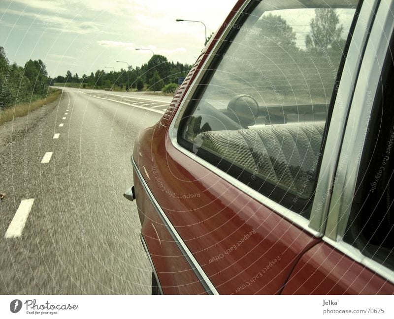 highway to hell. Ferien & Urlaub & Reisen Lautsprecher Landschaft Himmel Fenster Straße PKW Limousine Kugel fahren Schweden Wagen Heck Landstraße Fensterscheibe