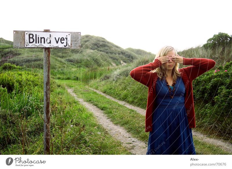 Blinde Kuh blind schwarz dunkel Licht Behinderte Frau ökologisch Hippie Kleid Spuren Blick Wege & Pfade Straße blau Natur Landschaft Dänemark Stranddüne blokhus