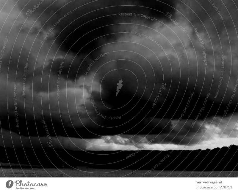 Dark Sky Feld dunkel Wolken Licht schwarz weiß Himmel