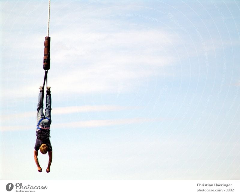 Einfach mal rumhängen Himmel Wolken Mann Jugendliche Freude Bungee springen Seil Gelassenheit nerven gefährlich Risiko Jeanshose oben unten Luft Pause Erholung