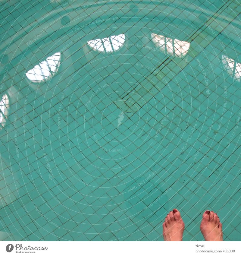 Halle/S.-Tour | Randbemerkung Mensch feminin Fuß 1 Halle (Saale) Schwimmhalle Schwimmbad Fenster stadtbad Fliesen u. Kacheln Wasser sitzen Zufriedenheit