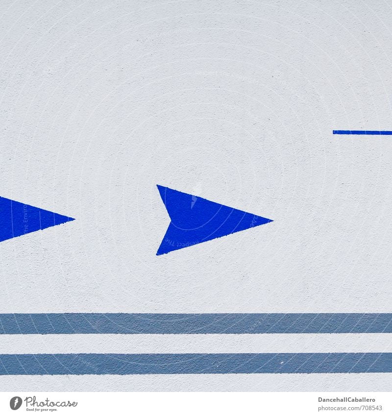 Rechts rum... Mauer Wand Zeichen Schilder & Markierungen Pfeil Streifen eckig blau grau weiß Richtung richtungweisend rechts Linie 2 Farbfoto Muster