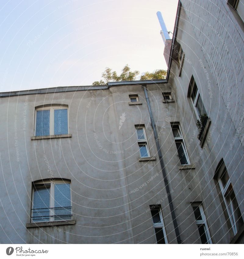 Tristesse Freiheit Haus Baustelle Himmel Gebäude Traurigkeit dunkel trist blau grau Hoffnung Langeweile Trauer Hinterhof fade eng gefangen Farblosigkeit fesseln