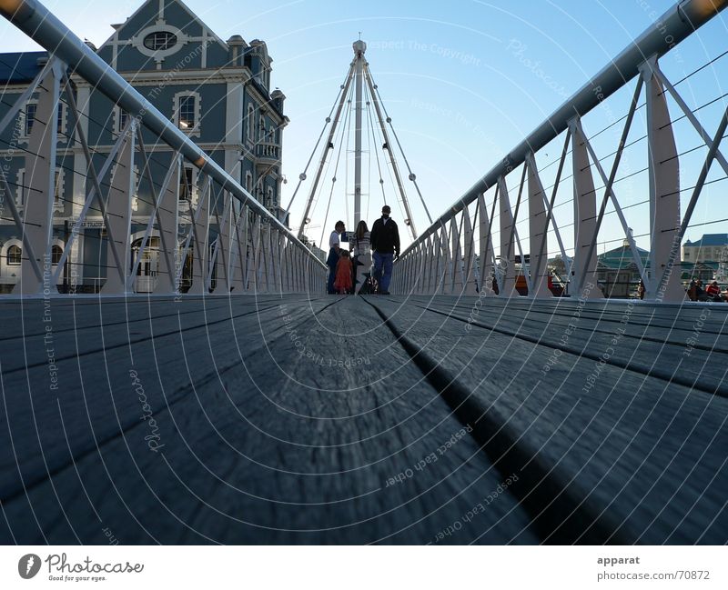 Brücke an der VA-Waterfront in Kapstadt Südafrika Afrika Hafenstadt Fußgängerzone Tourismus Holzbrücke Brückengeländer Victoria & Albert Waterfront Bodenbelag