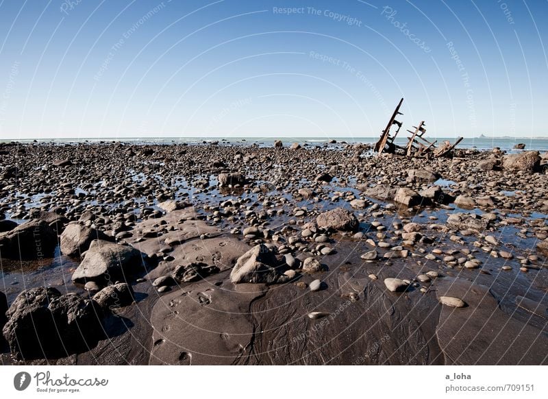 The SS Gairloch Umwelt Natur Urelemente Sand Wasser Wolkenloser Himmel Horizont Sommer Schönes Wetter Küste Strand Meer Schifffahrt Stein Metall alt kaputt