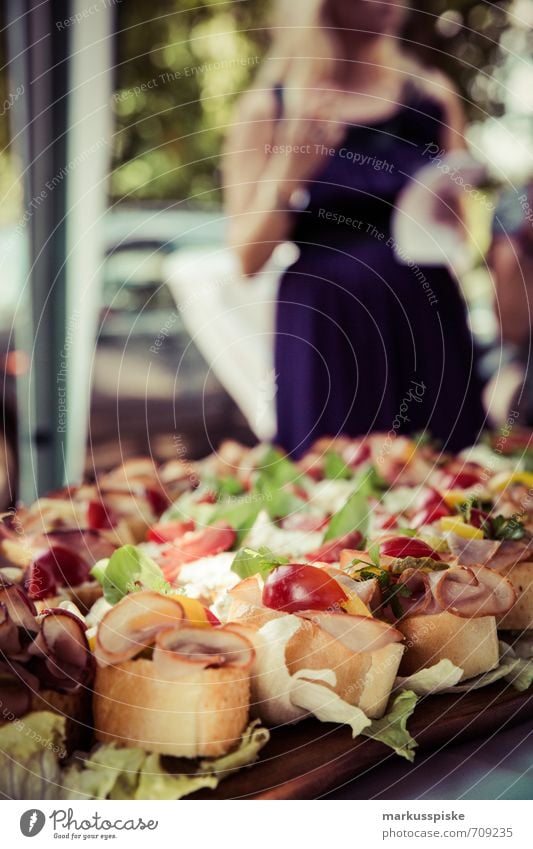 häppchen party Lebensmittel Büffet Brunch Festessen Slowfood Fingerfood Teile u. Stücke Belegtes Brot Baguette Tomate Salat Wurstbrot Lifestyle Reichtum elegant