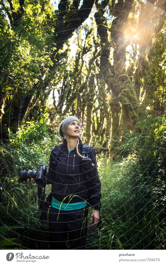 Buschfrau Lifestyle Freizeit & Hobby Junge Frau Jugendliche Erwachsene 1 Mensch Natur Wald Urwald Lächeln exotisch Freundlichkeit Fröhlichkeit schön positiv