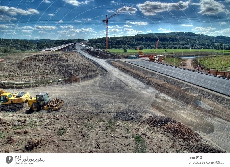 Soda-Brücke Dynamikkompression HDR Asphalt Baustelle Kran Bauschutt Bagger Walze Lastwagen Baum Wald Wolken dri Straße Tal schalung Erde bewehrung Himmel