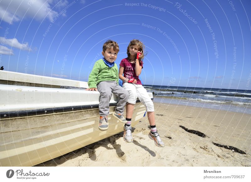 Sommer Sonne Ostsee Kind Mädchen Junge Geschwister Bruder Schwester Kindheit 2 Mensch 1-3 Jahre Kleinkind 8-13 Jahre Natur Sand Wasser Himmel Wolken Horizont