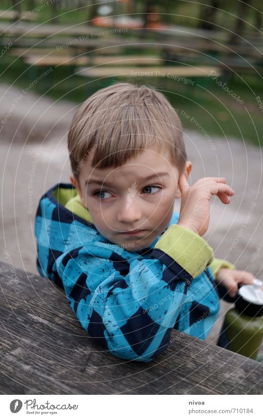 ich hör wohl nicht richtig Trinkwasser Freizeit & Hobby Ausflug Kind Mensch maskulin Junge Kopf Haare & Frisuren Hand 1 3-8 Jahre Kindheit Natur Erde Herbst