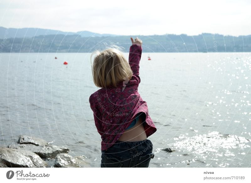 nur ein Steinwurf entfernt Ausflug Sonne Wassersport feminin Kind Kindheit Kopf Rücken Arme 1 Mensch 3-8 Jahre Natur Frühling Schönes Wetter Berge u. Gebirge