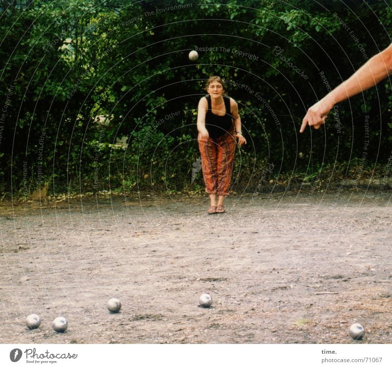 Besserwisser Spielen Boule feminin Frau Erwachsene 1 Mensch 2 Baum Platz Kugel stehen Willensstärke Mut Tatkraft Vorsicht Gelassenheit Leben Neugier Bewegung