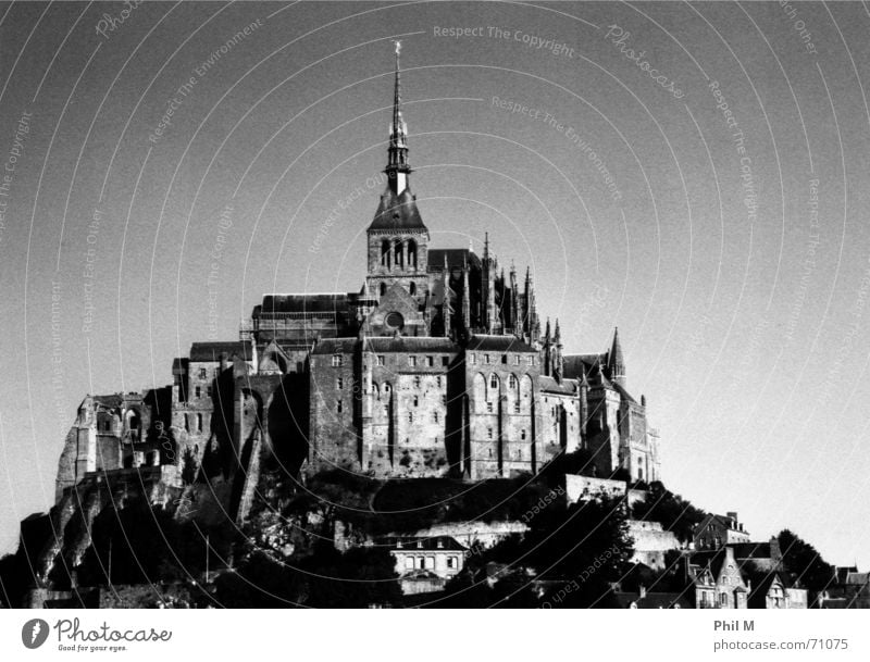 Saint Michel II Insel Mont-Saint-Michel Europa Frankreich Normandie schön schwarz weiß Grauwert Infrarotaufnahme Kloster Weltkulturerbe Gotik Außenaufnahme alt