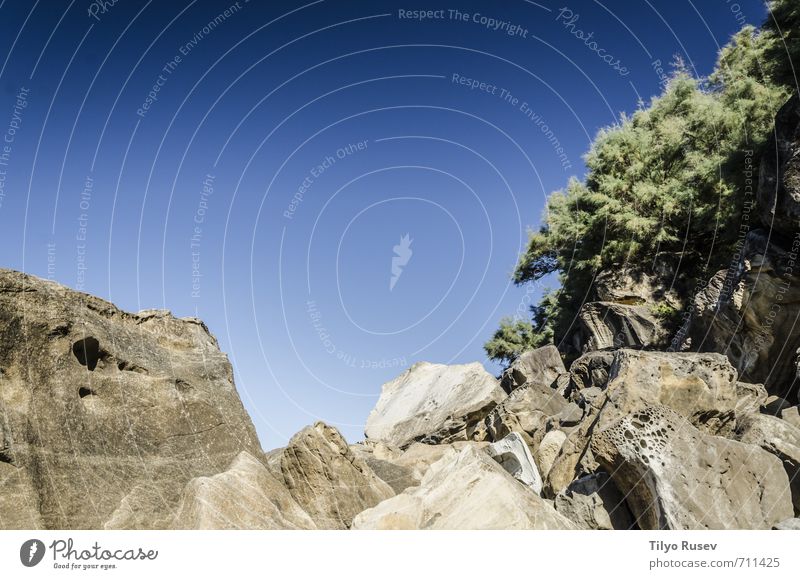 Schöne Felsen in Meeresnähe Natur Himmel Stein Sauberkeit stark blau gelb gold Konsistenz hart Solind groß Hintergrund Spanien Getaria "Details Steine Textur,"