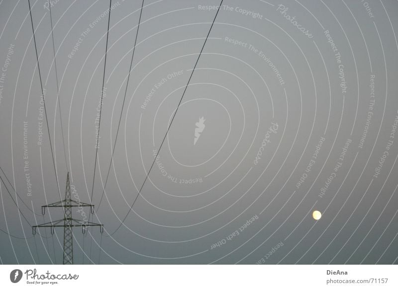 abseits Strommast Silhouette Beleuchtung gelb dunkel trist Abend Dämmerung filigran Energiewirtschaft Leitung Elektrizität Linie Mond fast voll hell lines moon