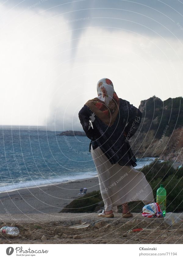 Windhose Tornado Unwetter Frau Strand Meer Türkei