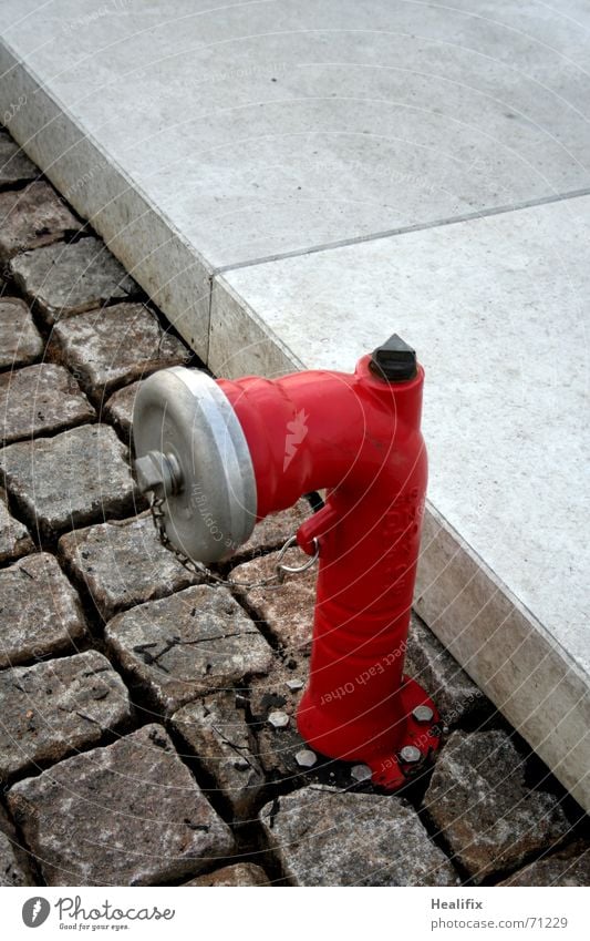 Firefighter! Wasser Stein Beton Metall grau rot Sicherheit Schutz Hydrant Bürgersteig Kopfsteinpflaster Pflastersteine Objektfotografie Brandschutz