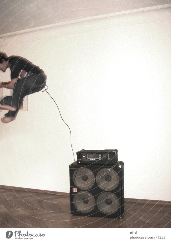 Rock da House Punkrock Aktion springen verrückt Verstärker Auslöser Nachbar Barfuß gefährlich Parkett Wohnung Rock 'n' Roll Bewegung amp 4x12 Freude Gitarre