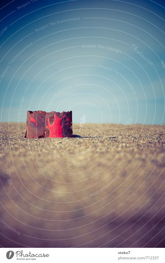 Strandgut Himmel trist trocken blau rot Horizont Verfall Vergangenheit Zerstörung Dose Rost Sand Farbfoto Außenaufnahme Menschenleer Textfreiraum oben