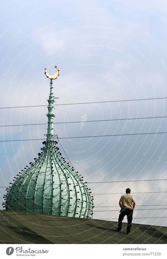 Da ist was faul ... Dänemark Kopenhagen Religion & Glaube Jahrmarkt Vergnügungspark Mann stehen Dach Kuppeldach Dom Halbmond Islam Politik & Staat Tivoli