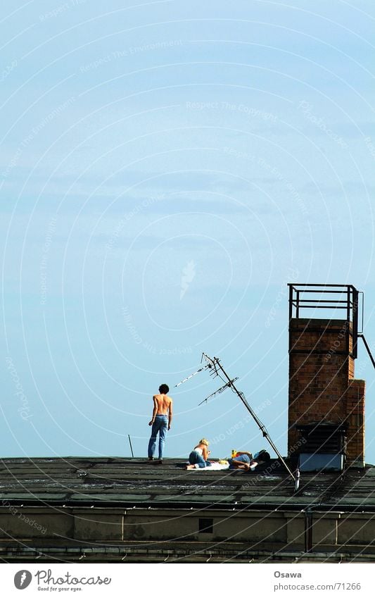 Sommer in Berlin Erholung Mann Frau 3 Dach Antenne himmelblau Friedrichshain zwei mädchen ein mann Schornstein Himmel