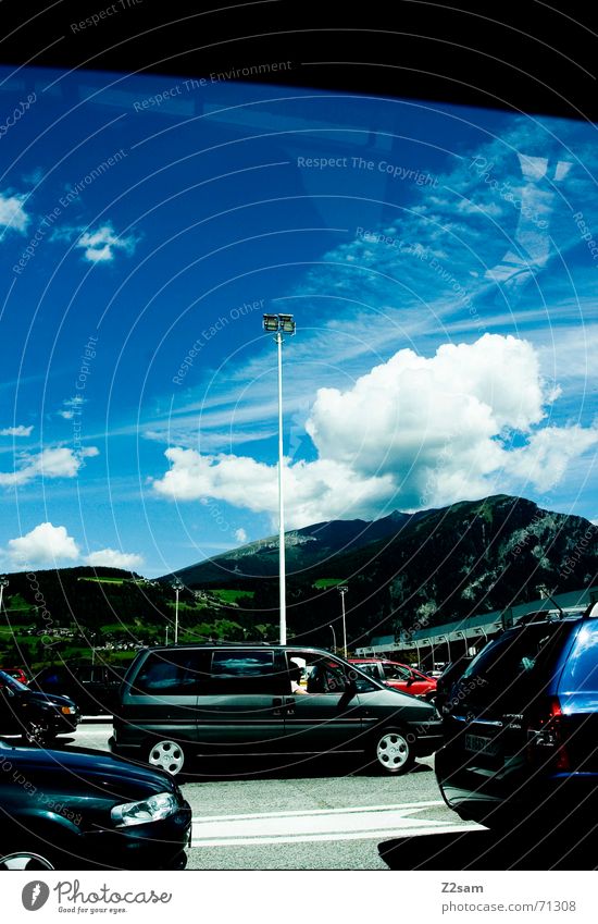 waiting stehen Wolken Verkehr 3 warten Himmel blau Scheinwerfer Straße clouds PKW car cars Warteschlange